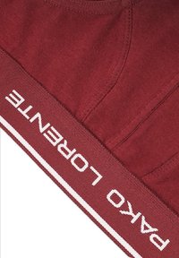 Burgundowe majtki z fakturowanej tkaniny, z szerokim elastycznym paskiem z białym napisem "PACO LORENTE", nachylonym w celu lepszej widoczności.