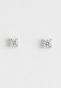 Kvistede studs med klare cubic zirconia sten, sat i metal med sølvfarve. Simpelt design, uden synlige mønstre eller accenter.