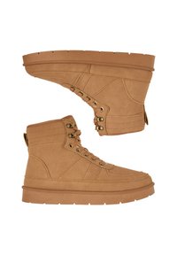 Béžové vysoké topánky s textúrovaným semišovým povrchom, šnurovaním, zlatými očkami a masívnou gumovou podrážkou.