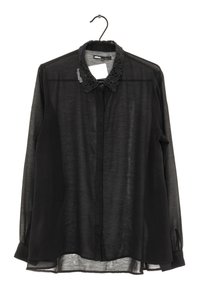 Camicia nera trasparente con colletto in pizzo decorativo, chiusura frontale con bottoni, maniche lunghe e orlo posteriore leggermente più lungo.