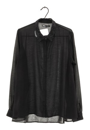 Camicia nera trasparente con colletto in pizzo decorativo, chiusura frontale con bottoni, maniche lunghe e orlo posteriore leggermente più lungo.