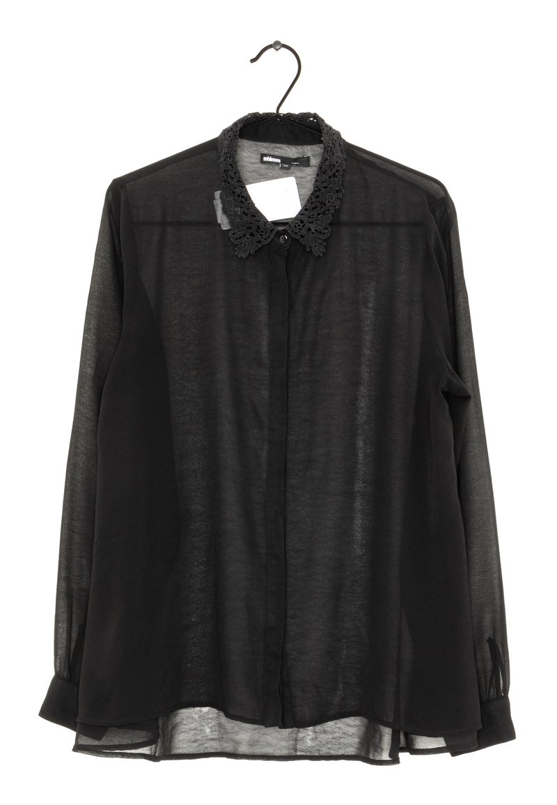 Camicia nera trasparente con colletto in pizzo decorativo, chiusura frontale con bottoni, maniche lunghe e orlo posteriore leggermente più lungo.
