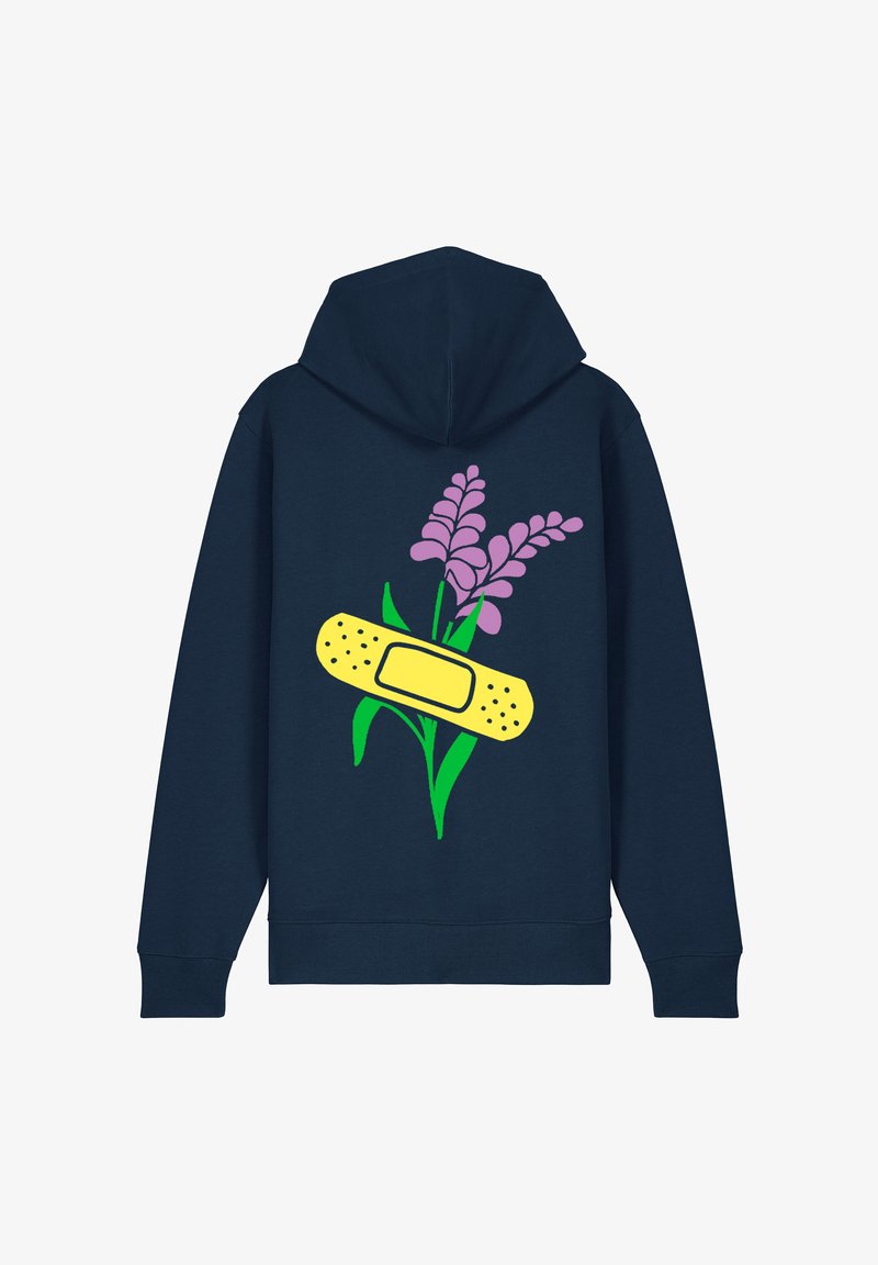 Hoodie bleu marine avec un grand motif de fleurs violettes et un bandage jaune au dos, mettant en avant les éléments de couleur et de design.