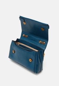 Guess SESTRI - Skuldertasker - teal
