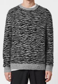 Grå och svart randig stickad tröja med rund halsringning, långa ärmar och ribbade muddarna, med en fluffig textur och lös passform.