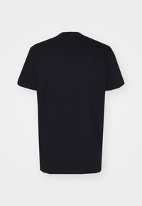 Svart t-skjorte med korte ermer som har rund hals og glatt tekstur, uten synlige mønstre eller detaljer bak.