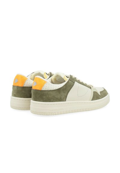 Sneaker in pelle scamosciata verde e pelle bianca con suola beige testurizzata e dettaglio arancione nel tallone. Presentano un design a stella e dettagli perforati.