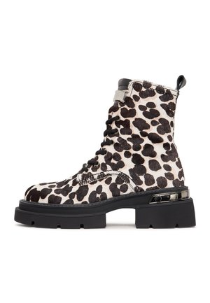 Botine cu imprimeu de leopard alb-negru, realizate din blană, având o talpă chunky neagră și un accent din metal argintiu la glezna.