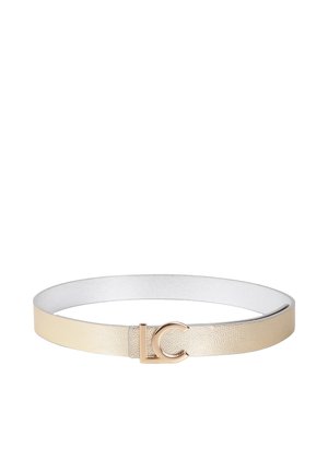 Cinturón de cuero texturizado en color oro claro con una hebilla dorada brillante en forma de letras C y L entrelazadas, mostrado sobre fondo blanco.