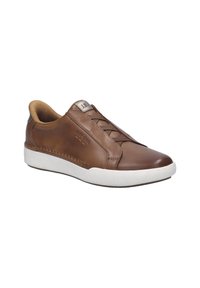 Baskets en cuir marron avec une surface texturée, des lacets élastiques, une semelle en caoutchouc blanc et un branding discret sur le côté près de la languette.