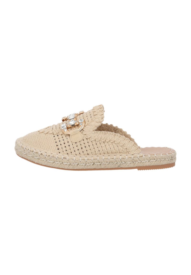 Scarpa slip-on beige intrecciata con superficie texturizzata, dettagli decorativi in gioielli e suola in juta intrecciata. Design aperto sul retro per una facile indossabilità.