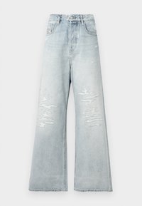 Jeans larges taille haute bleu clair avec des détails déchirés sur les cuisses et un style à cinq poches sur fond blanc.