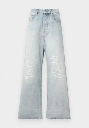 Lichtblauwe, hoge taille, wijde jeans met versleten patches op de voorkant van de bovenbenen en een vijf-pocket stijl tegen een effen witte achtergrond.