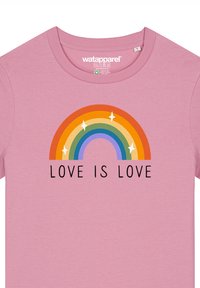 Rosa T-Shirt mit einem bunten Regenbogen-Graphic und funkelnden Sternen über dem Text "LIEBE IST LIEBE" in fetten schwarzen Buchstaben.