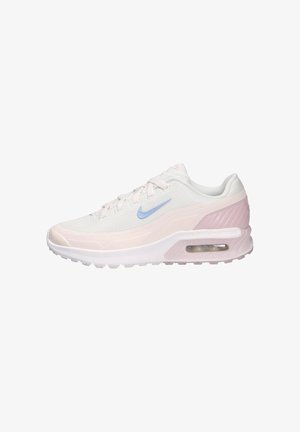 Witte mesh sneaker met een lichtroze accent, lichtblauwe swoosh, luchtkussens in de zool en een gestructureerd hakdetail.