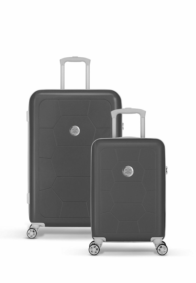 Twee bijpassende harde koffers in donkergrijs. Hexagonaal patroon op het oppervlak, zilveren hardware, uitschuifbare handvatten en vier wielen.