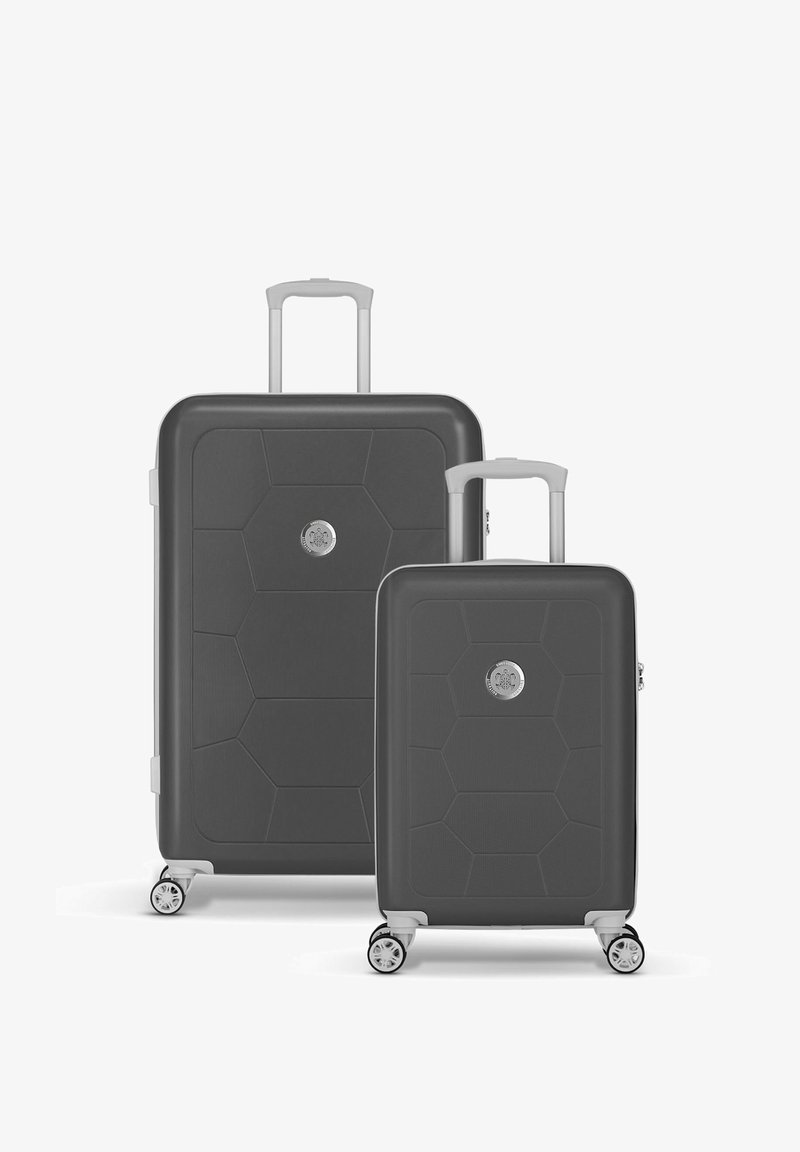 Twee bijpassende harde koffers in donkergrijs. Hexagonaal patroon op het oppervlak, zilveren hardware, uitschuifbare handvatten en vier wielen.