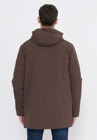 Braune Steppjacke mit Kapuze, glatttexturiert, mit langen Ärmeln und geradem Schnitt, Rückansicht.