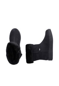 Bottes de cheville en cuir noir avec doublure en fausse fourrure, semelle en caoutchouc plate, et un revers repliable pour la hauteur ajustable. Tige texturée pour une meilleure adhérence.