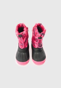 Detské zimné topánky s vrchnou časťou z ružovej maskáčovej látky, čiernym vodotesným spodkom a ružovými gumovými podrážkami, zobrazené zhora na bielom pozadí.