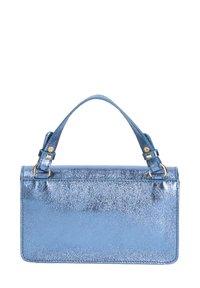 Borsa a mano blu metallico con una forma rettangolare elegante, superficie testurizzata, manico corto e dettagli in metallo dorato.