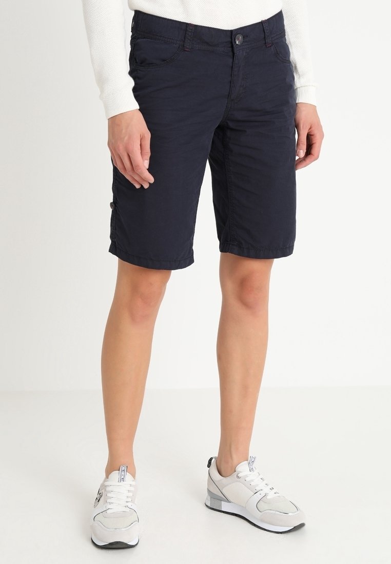 Pantaloni corti blu navy realizzati in tessuto leggero, dotati di chiusura frontale con bottone e zip, con tasche laterali e vestibilità regolare.
