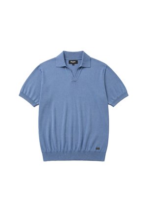 Polo a maniche corte in maglia azzurro chiaro con colletto a coste, dettaglio a V sul collo e orlo a coste, con una piccola etichetta del marchio vicino al fondo.