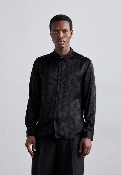Chemise noire à manches longues, dotée d'un motif paisley subtil, fabriquée en tissu lisse avec un col et des boutons à l'avant.