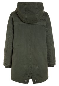 Zielona kurtka parka z kapturem, o prostym kroju, z gumowymi guzikami u dołu i gładką fakturą. Prosty design bez wzorów.