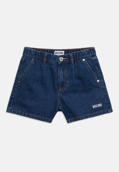 Τζιν σορτς σε σκούρο μπλε χρώμα με πορτοκαλί ραφές. Διαθέτουν δύο εμπρόσθιες τσέπες, κούμπωμα με κουμπί και λευκό κεντητό λογότυπο Moschino.