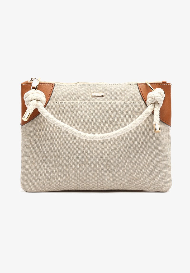 Canvas tas met tan lederen accenten, gevlochten touwhandvat, rechthoekige vorm, crème kleur en een logo detail aan de voorkant. Ritssluiting aan de bovenkant.