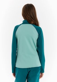 Teal sportjacket met lange mouwen en een hoge kraag. Gladde textuur, contrasterende stiksels en een getailleerd ontwerp.