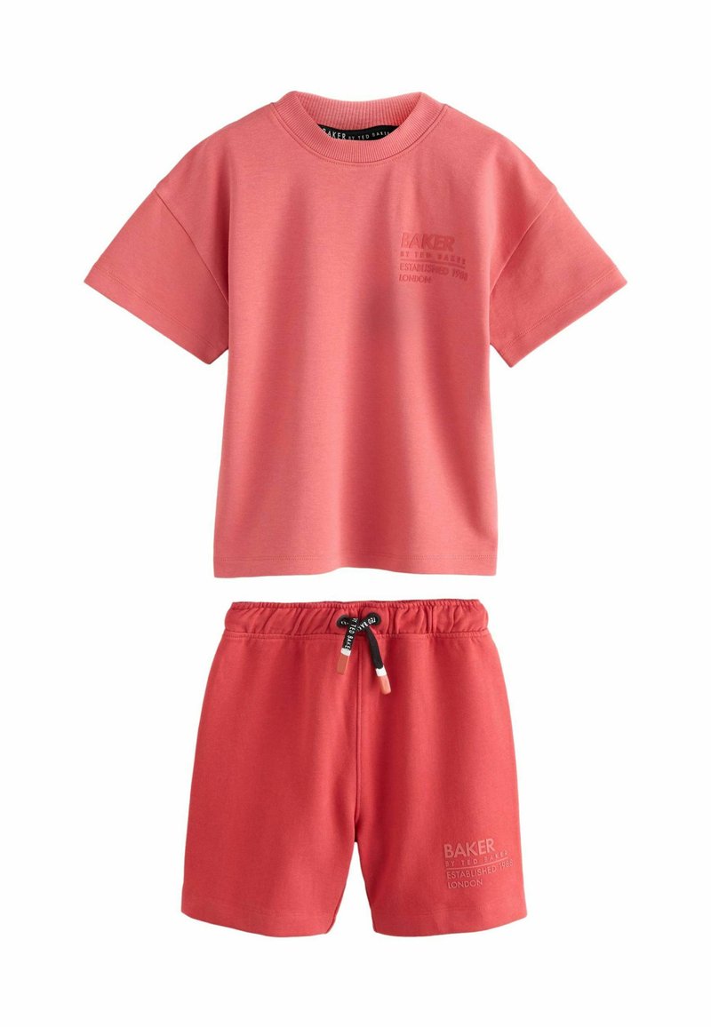 Conjunto en coral rosa que incluye una camiseta de manga corta con estampado de logo y pantalones cortos de cintura elástica con cordón. Material de algodón suave.