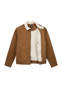 Chaqueta de ante marrón con forro de sherpa crema, cierre de presión y bolsillos laterales. El cuello también está forrado con sherpa crema para mayor calidez.