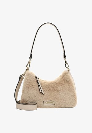 Sac à main en fausse fourrure beige avec une forme incurvée. Il dispose d'une bandoulière amovible, de quincaillerie dorée et d'un bord en cuir lisse contrastant.
