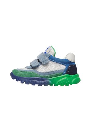Scarpa sportiva per bambini in mesh e suede verde, blu e bianco, con due cinturini in velcro e suola in gomma testurizzata.