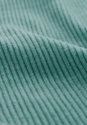 Tessuto strutturato in teal chiaro, caratterizzato da scanalature verticali. Il materiale appare morbido e leggermente peloso, evidenziando il motivo a costine.