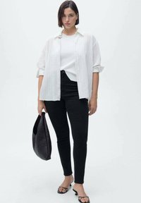 Mango RISE SKINNY  - Oprijete (skinny) kavbojke - black denim