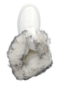 Bota blanca con un exterior liso y forro de suave piel sintética gris. Cuenta con un cierre de cremallera y puntera redondeada. El interior muestra un material aterciopelado.