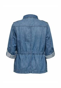 Denimjakke, lyseblå, med belte i midjen, oppbrettede ermer og krage. Har søm-detaljer og en avslappet passform.