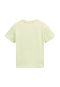 Camiseta de manga corta verde claro con cuello redondo, diseño sencillo y textura de tela suave, mostrando únicamente la vista posterior.