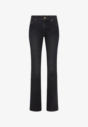 Czarne dżinsy denimowe o prostym kroju nogawki. Posiadają pięć kieszeni, zamek z przodu oraz detale szwów w pasie i na dolnym brzegu.