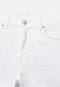 Jeansi din denim alb cu închidere prin bătaie, bucle pentru curea și buzunare laterale. Materialul are o ușoară textură, având un design curat și simplu.