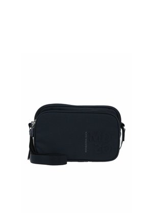 Bolso pequeño negro texturizado de bandolera con compartimentos dobles con cremallera y correa ajustable sobre fondo blanco.