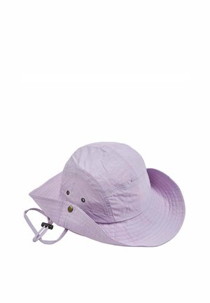 Sombrero de sol de ala ancha de color malva claro con correa ajustable para la barbilla y orificios de ventilación, diseñado para protección solar al aire libre.