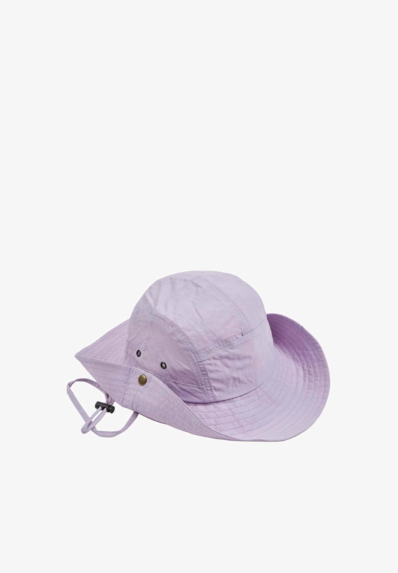 Chapeau de soleil à large bord violet clair avec sangle réglable sous le menton et œillets d'aération, conçu pour la protection solaire en extérieur.