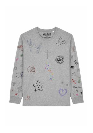 Maglia grigia a maniche lunghe con schizzi colorati che includono uccelli, stelle, teschio, cuore con occhio, simboli celesti e vari piccoli icone e testi.