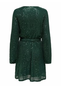 Zeleno bleščeča obleka z dolgimi rokavi, pasom in razširjenim robom. Bleščeča tekstura po vsej površini, ki nudi sijoč videz.