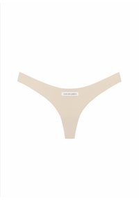 Beiger Tanga aus glattem Stoff, mit dünnen Trägern und minimalistischer Gestaltung. Das zentrale Etikett trägt die Aufschrift "GOD SAVE QUEENS."