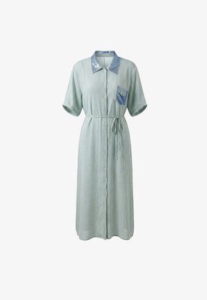Hellgrünes midi-Kleid mit Knöpfen, kurzen Ärmeln, Taillengürtel und glänzendem blauen Paillettenkragen sowie Brusttaschendetail.